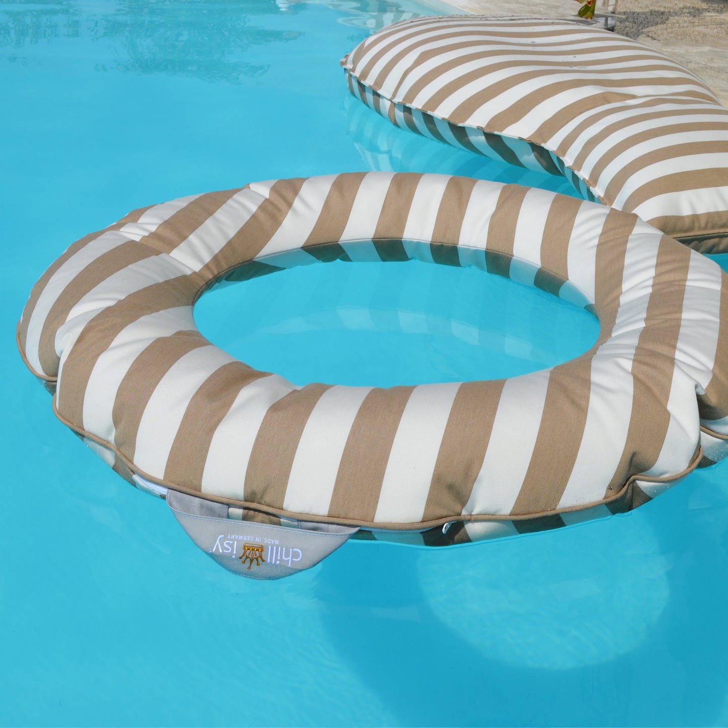 Schiwmmring Swimmy in Beige Weiß gestreift für Chlor- und Salzwasser geeignet. Hergestellt von chillisy in Deutschland.