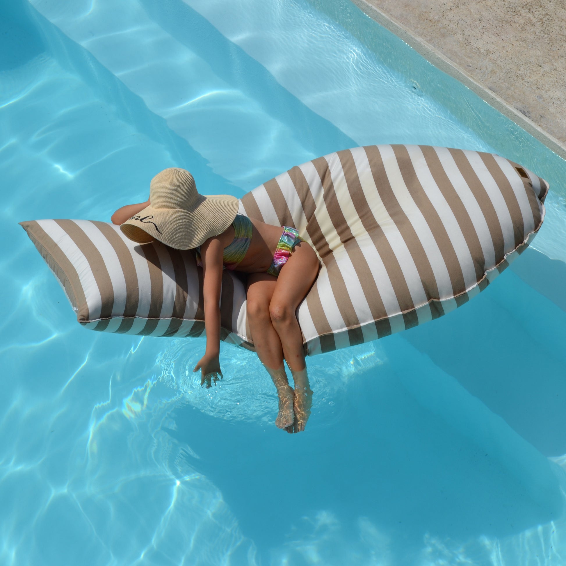 Schwimmkissen Poolkissen beige weiß gestreift in Fisch Form Float Sharky by chillisy. Luftmatratze, langlebig aus Stoff, nachhaltig in Deutschland hergestellt.