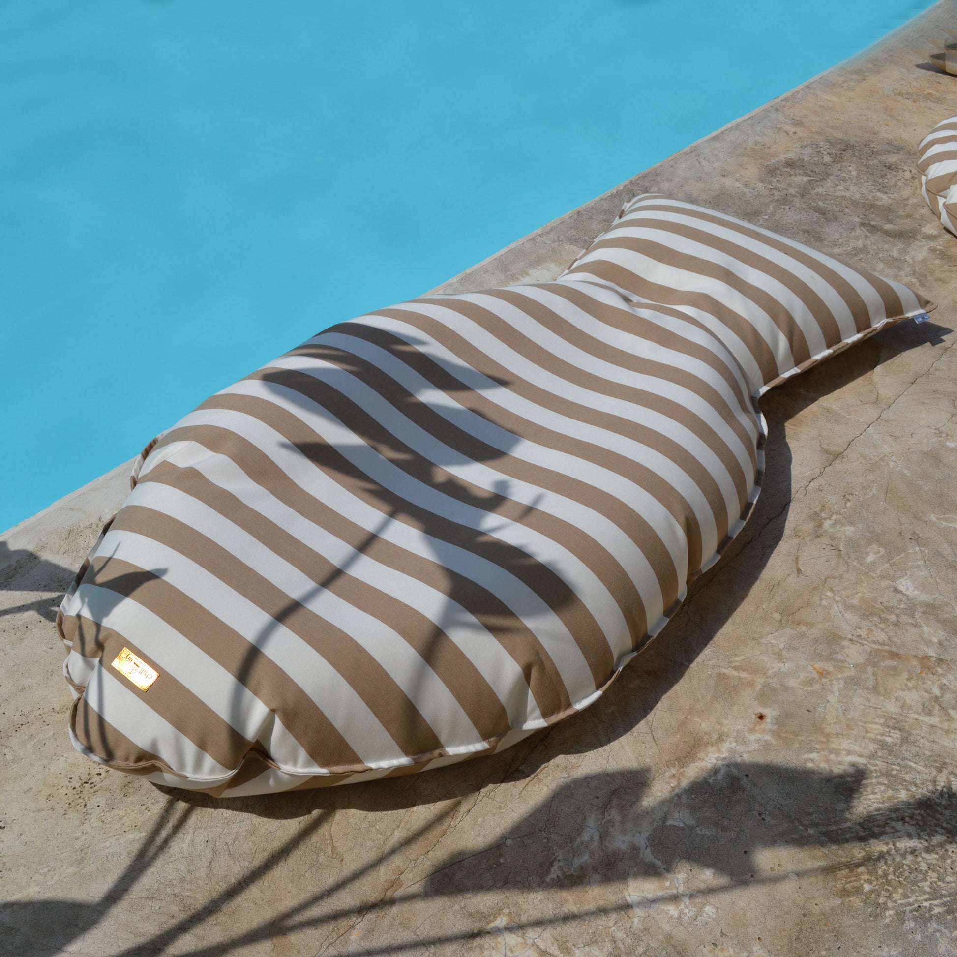 Schwimmkissen Poolkissen beige weiß gestreift in Fisch Form Float Sharky by chillisy. Luftmatratze langlebig aus Stoff, nachhaltig in Deutschland hergestellt.