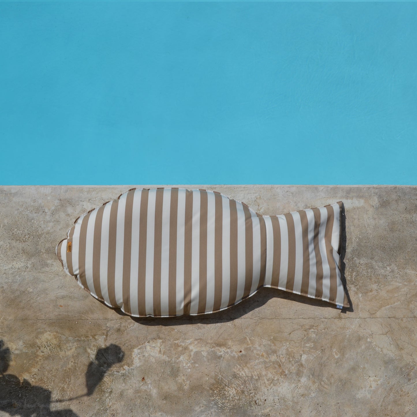 Schwimmkissen Poolkissen beige weiß gestreift in Fisch Form Float Sharky by chillisy. Luftmatratze langlebig aus Stoff, nachhaltig in Deutschland hergestellt.