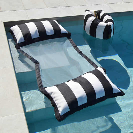 Schwarz weiß gestreifte Wasserhängematte Sveti Stefan im Pool schwebend dem dem Getränkekühler Champagne Belt.