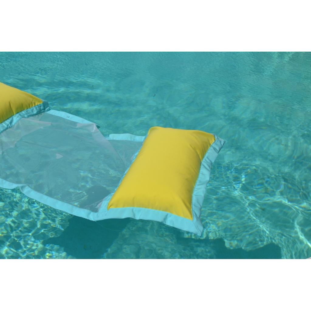 Wasserhängematte in Gelb und Türks schwimmt auf dem Wasser von chillisy