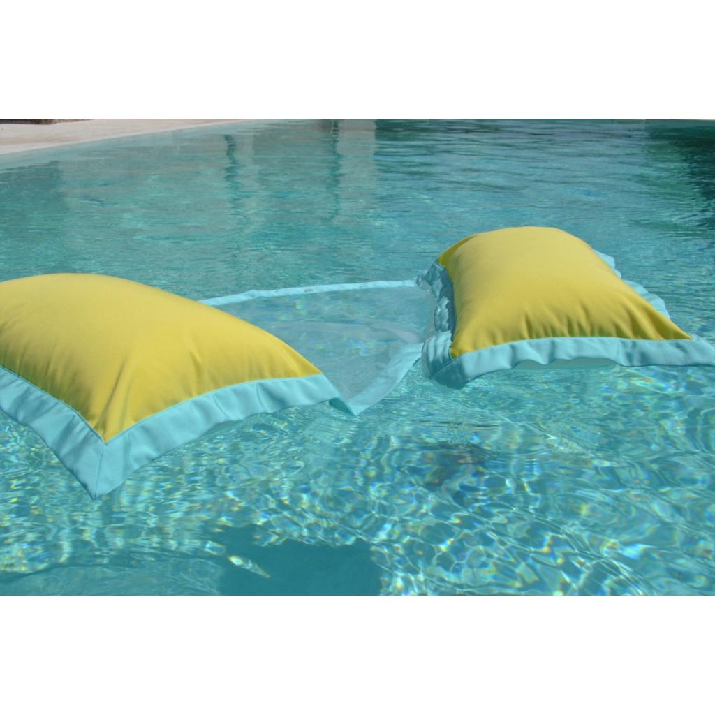 Wasserhängematte in Gelb und Türks schwimmt auf dem Wasser von chillisy