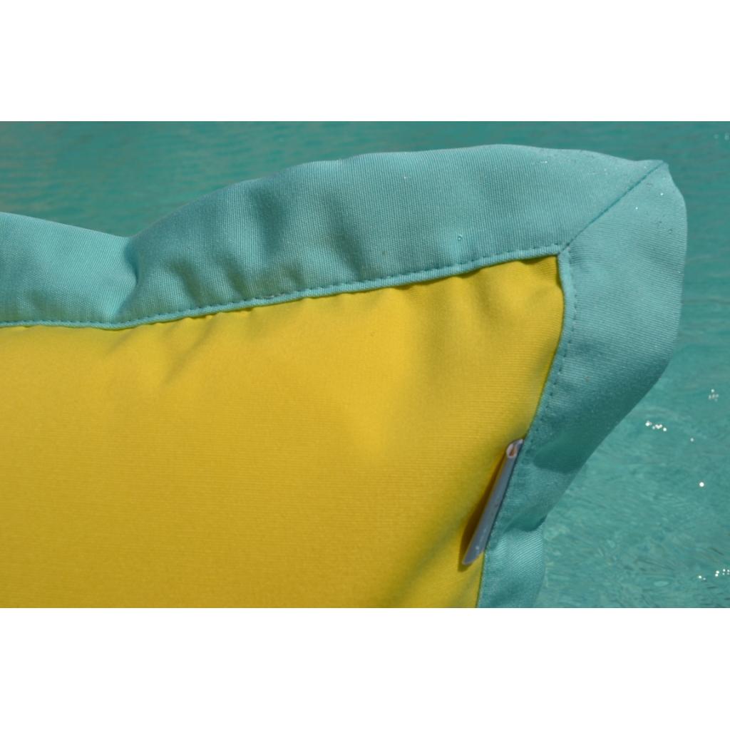Details der Wasserhängematte in Gelb und Türks schwimmt auf dem Wasser von chillisy