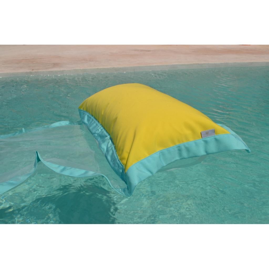 Wasserhängematte in Gelb und Türks schwimmt auf dem Wasser von chillisy