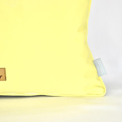 Designer Outdoor Dekokissen Calvia – Wetterfestes Gartenkissen in Grau mit gelbem Akzent