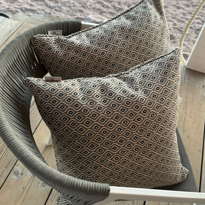 Kissen Sunbrella Komo von chillisy in Naturtönen mit Boho Style Muster in verschiedenen Größen erhältlich. 