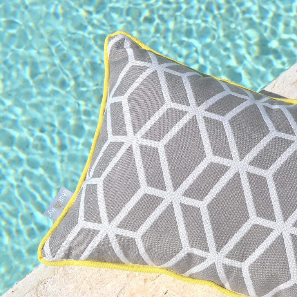 Designer Outdoor Dekokissen Calvia – Wetterfestes Gartenkissen in Grau mit gelbem Akzent