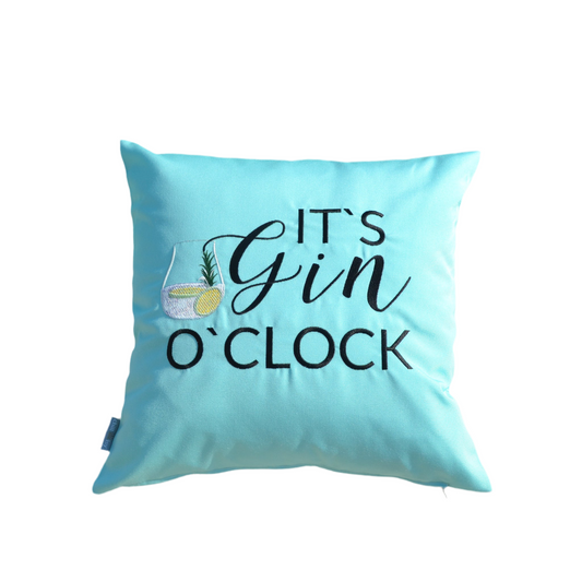 Dekokissen in der Farbe Mint mit schwarzer Aufschrift „IT‘S GIN O‘CLOCK“ und Gin Glas
