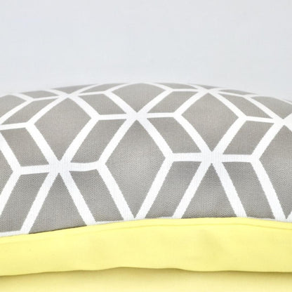 Designer Outdoor Dekokissen Calvia – Wetterfestes Gartenkissen in Grau mit gelbem Akzent