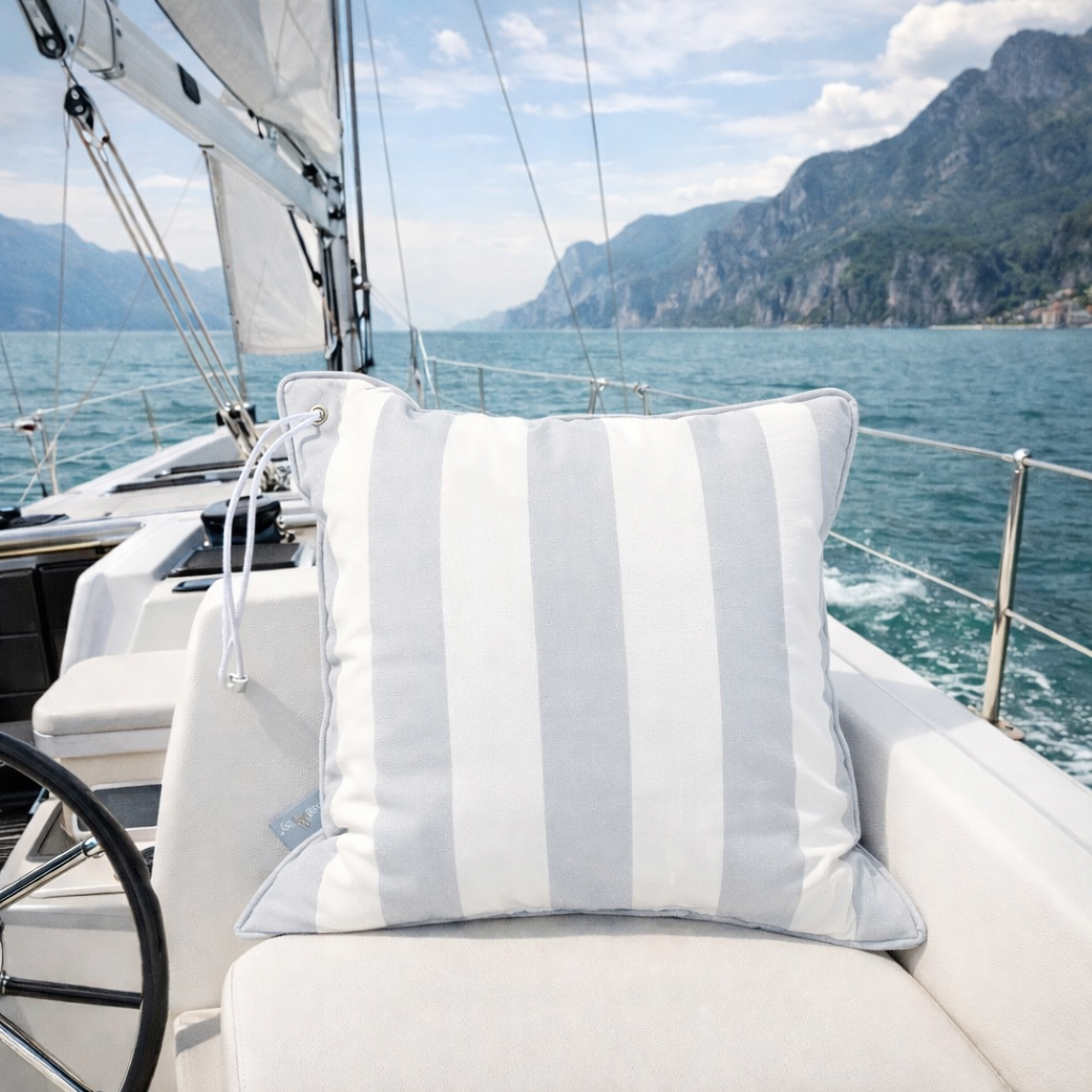 Yachtkissen Hellgrau Weiß gestreift mit Öse & Keder