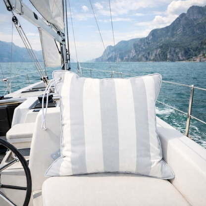 Yachtkissen Hellgrau Weiß gestreift mit Öse & Keder