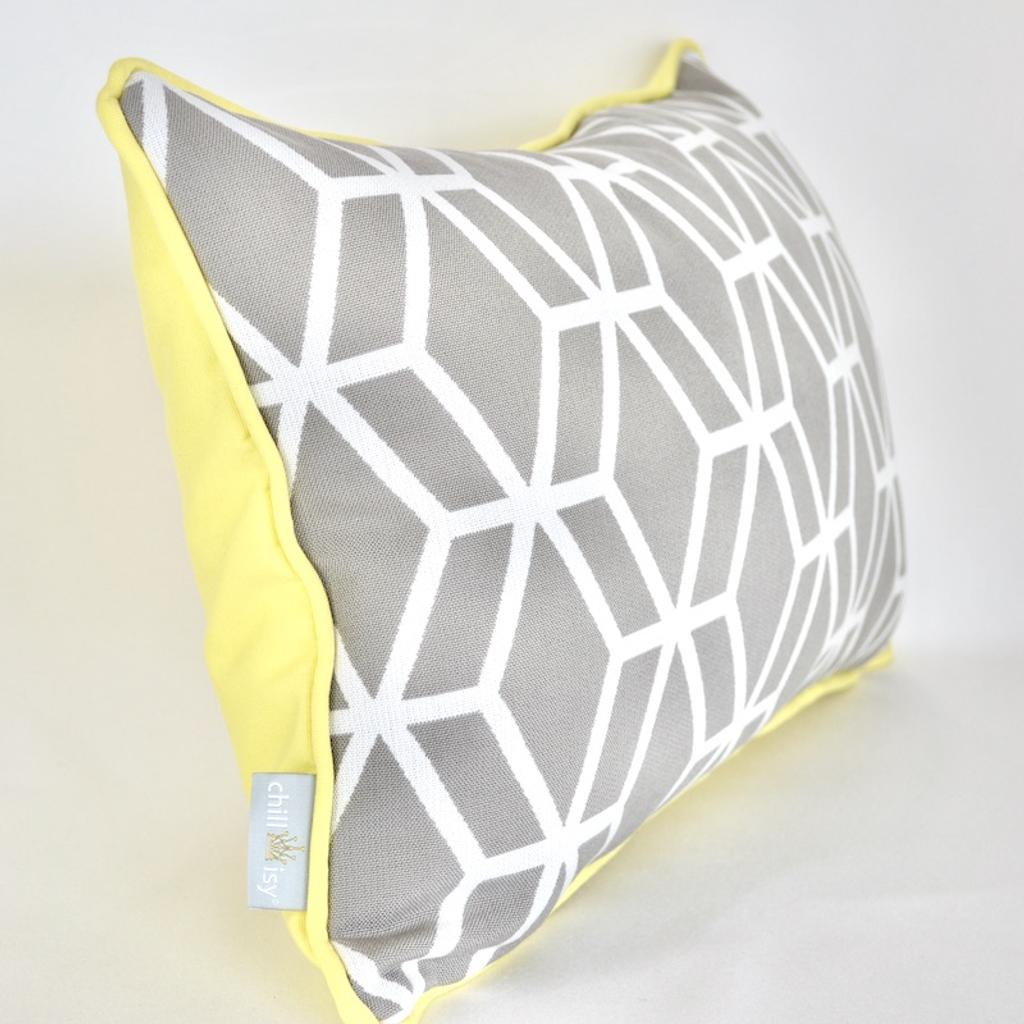 Designer Outdoor Dekokissen Calvia – Wetterfestes Gartenkissen in Grau mit gelbem Akzent