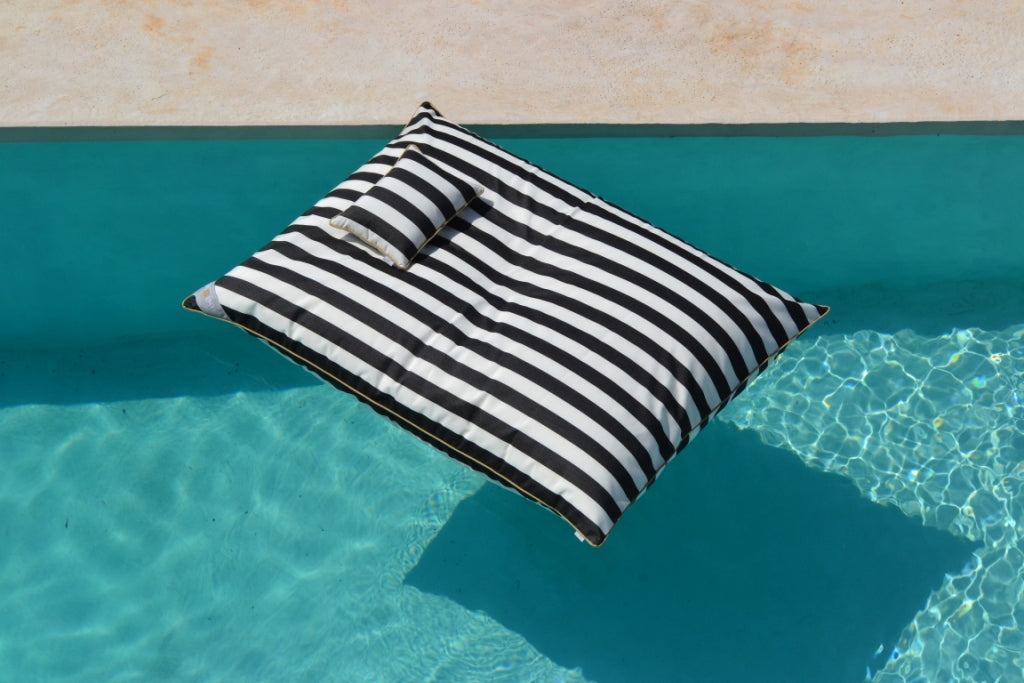 Produkt: Sitzsack, Liegesack; Verwendung: Wasser, Pool, Outdoor, Indoor; Größe: 160x120cm, Farbe: Schwarz, Weiß; Design: Blockstreifen; Model: LE CLUB; Marke: chillisy; online kaufen