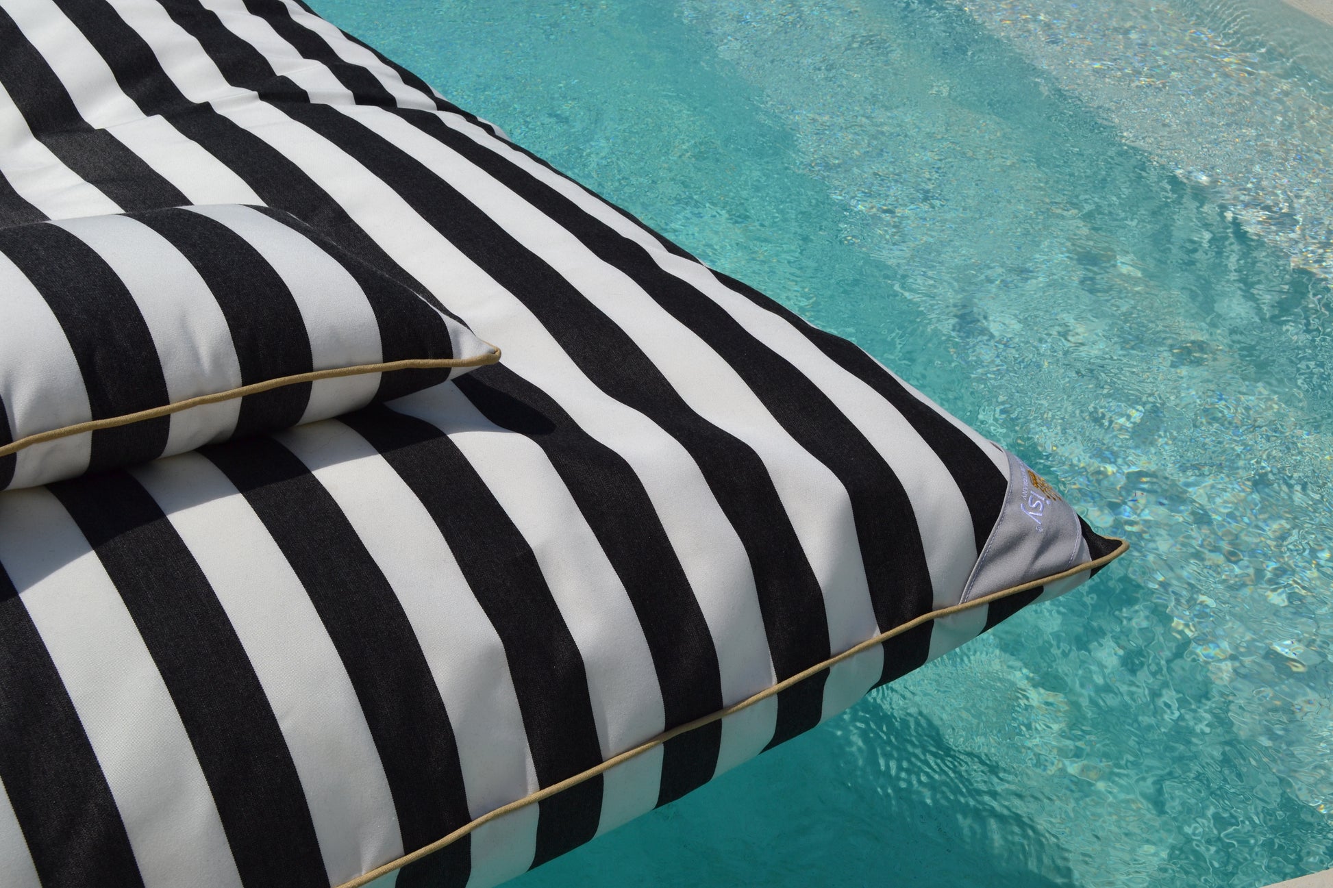 Pool Sitzsack, Luxus Luftmatratze, Liegesack; Verwendung: Wasser, Pool, Outdoor, Indoor; Größe: 160x120cm, Farbe: Schwarz, Weiß; Design: Blockstreifen; Model: LE CLUB; Marke: chillisy; online kaufen