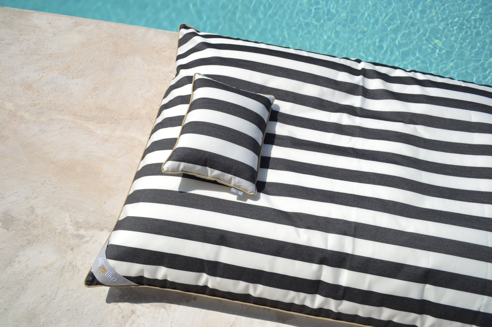 Produkt: Sitzsack, Liegesack; Verwendung: Wasser, Pool, Outdoor, Indoor; Größe: 160x120cm, Farbe: Schwarz, Weiß; Design: Blockstreifen; Model: LE CLUB; Marke: chillisy; online kaufen