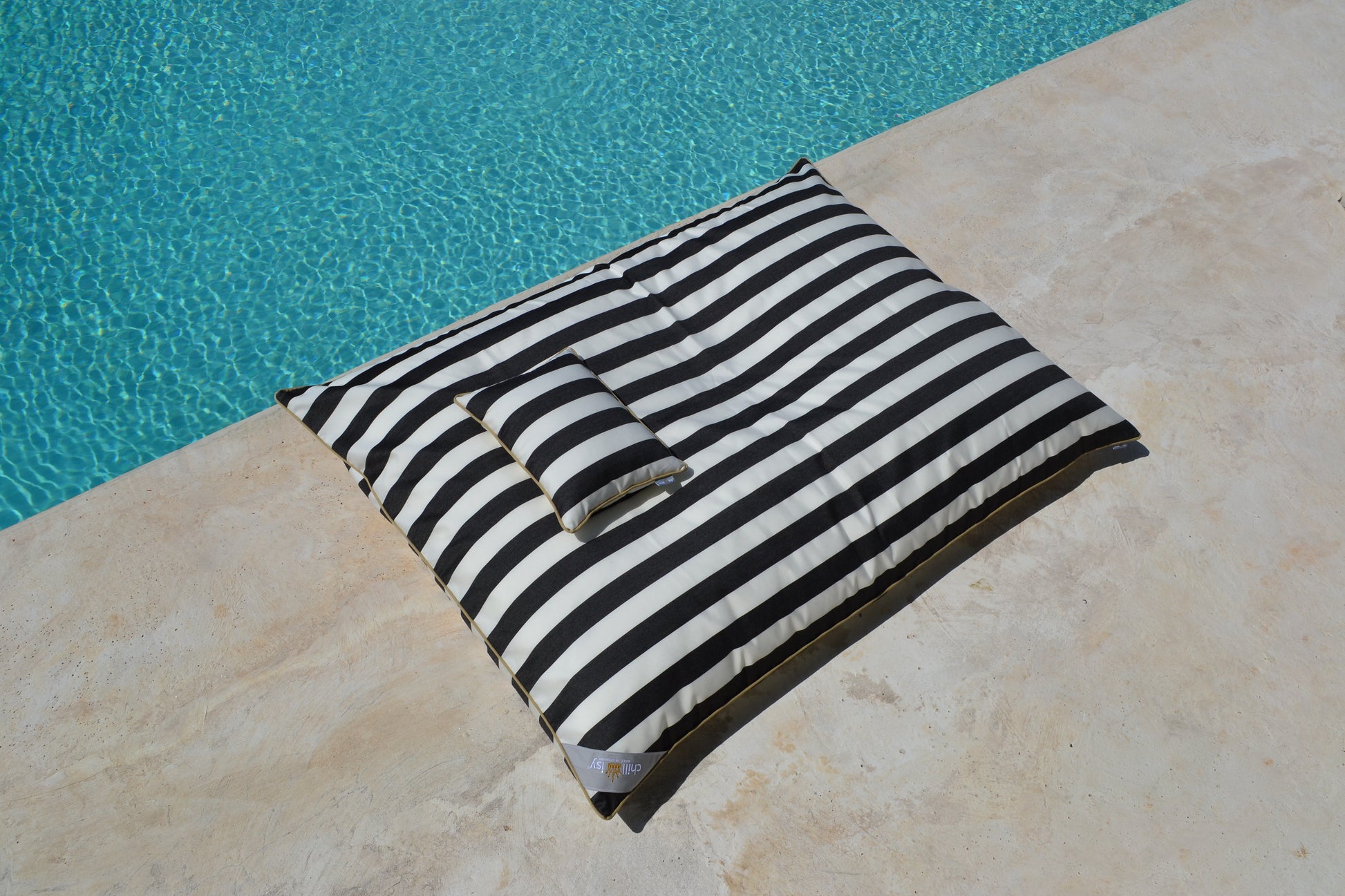 Pool Sitzsack, Luxus Luftmatratze, Liegesack; Verwendung: Wasser, Pool, Outdoor, Indoor; Größe: 160x120cm, Farbe: Schwarz, Weiß; Design: Blockstreifen; Model: LE CLUB; Marke: chillisy; online kaufen