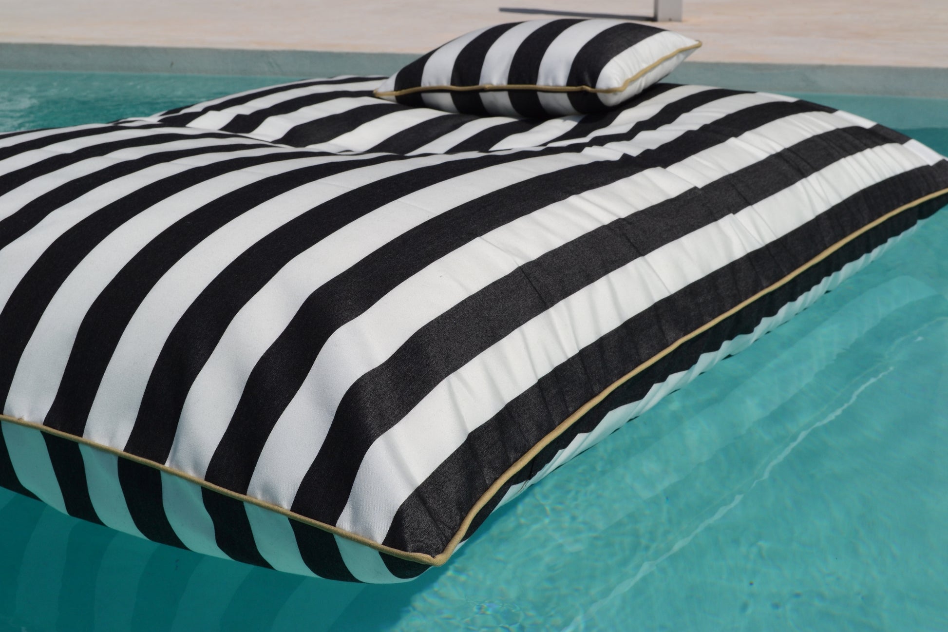 Pool Sitzsack, Luxus Luftmatratze, Liegesack; Verwendung: Wasser, Pool, Outdoor, Indoor; Größe: 160x120cm, Farbe: Schwarz, Weiß; Design: Blockstreifen; Model: LE CLUB; Marke: chillisy; online kaufen