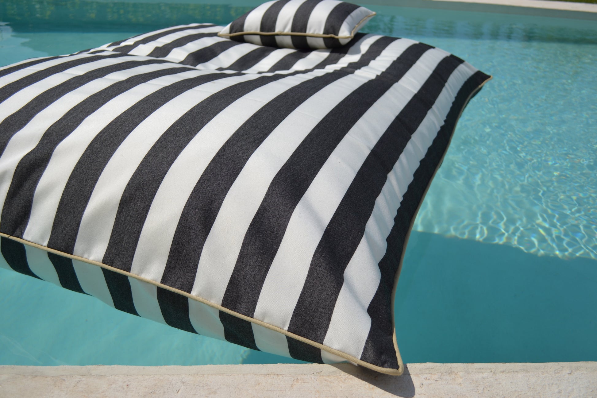 Pool Sitzsack, Luxus Luftmatratze, Liegesack; Verwendung: Wasser, Pool, Outdoor, Indoor; Größe: 160x120cm, Farbe: Schwarz, Weiß; Design: Blockstreifen; Model: LE CLUB; Marke: chillisy; online kaufen