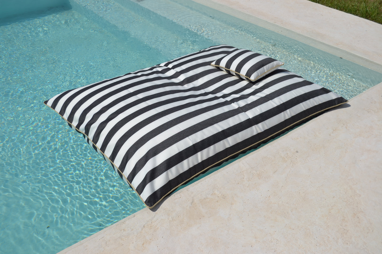 Pool Sitzsack, Luxus Luftmatratze, Liegesack; Verwendung: Wasser, Pool, Outdoor, Indoor; Größe: 160x120cm, Farbe: Schwarz, Weiß; Design: Blockstreifen; Model: LE CLUB; Marke: chillisy; online kaufen