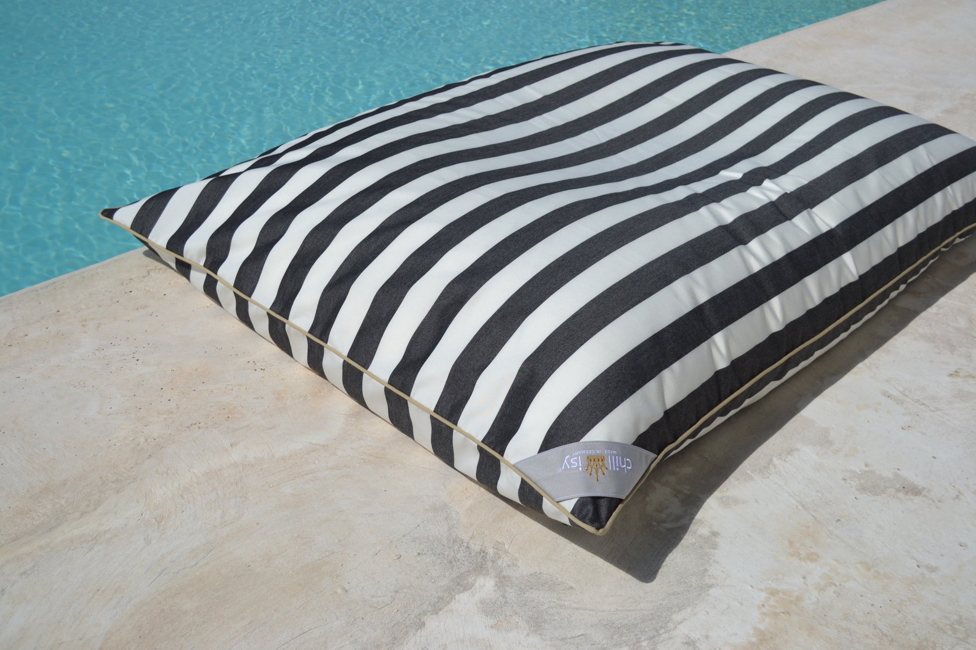 Pool Sitzsack, Luxus Luftmatratze, Liegesack; Verwendung: Wasser, Pool, Outdoor, Indoor; Größe: 160x120cm, Farbe: Schwarz, Weiß; Design: Blockstreifen; Model: LE CLUB; Marke: chillisy; online kaufen