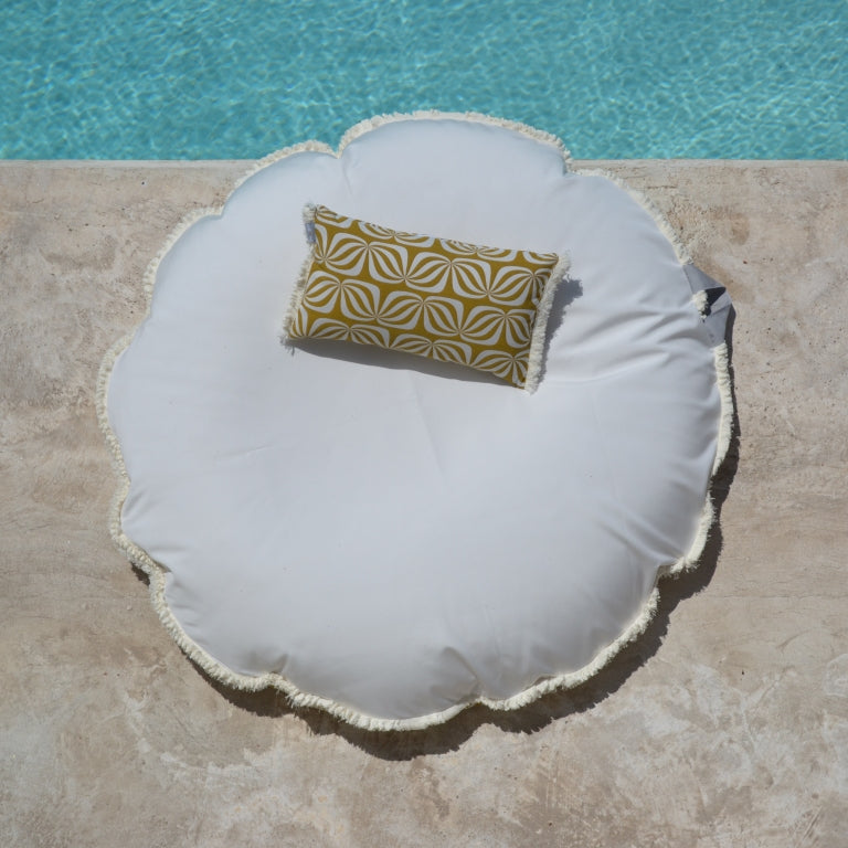 chillisy Piccolino Schwimmkissen Goldfalter Riviera Gold schwimmend auf Luxus Badeinsel am Pool als Kopfkissen im Wasser verwendbar