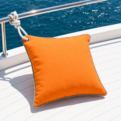 Orangenes Yachtkissen / Bootskissen mit grauer Keder Umrandung und rostfreier Öse um mit einem Seil das Kissen am Boot zu befestigen. - von chillisy hergestellt in Deutschland.