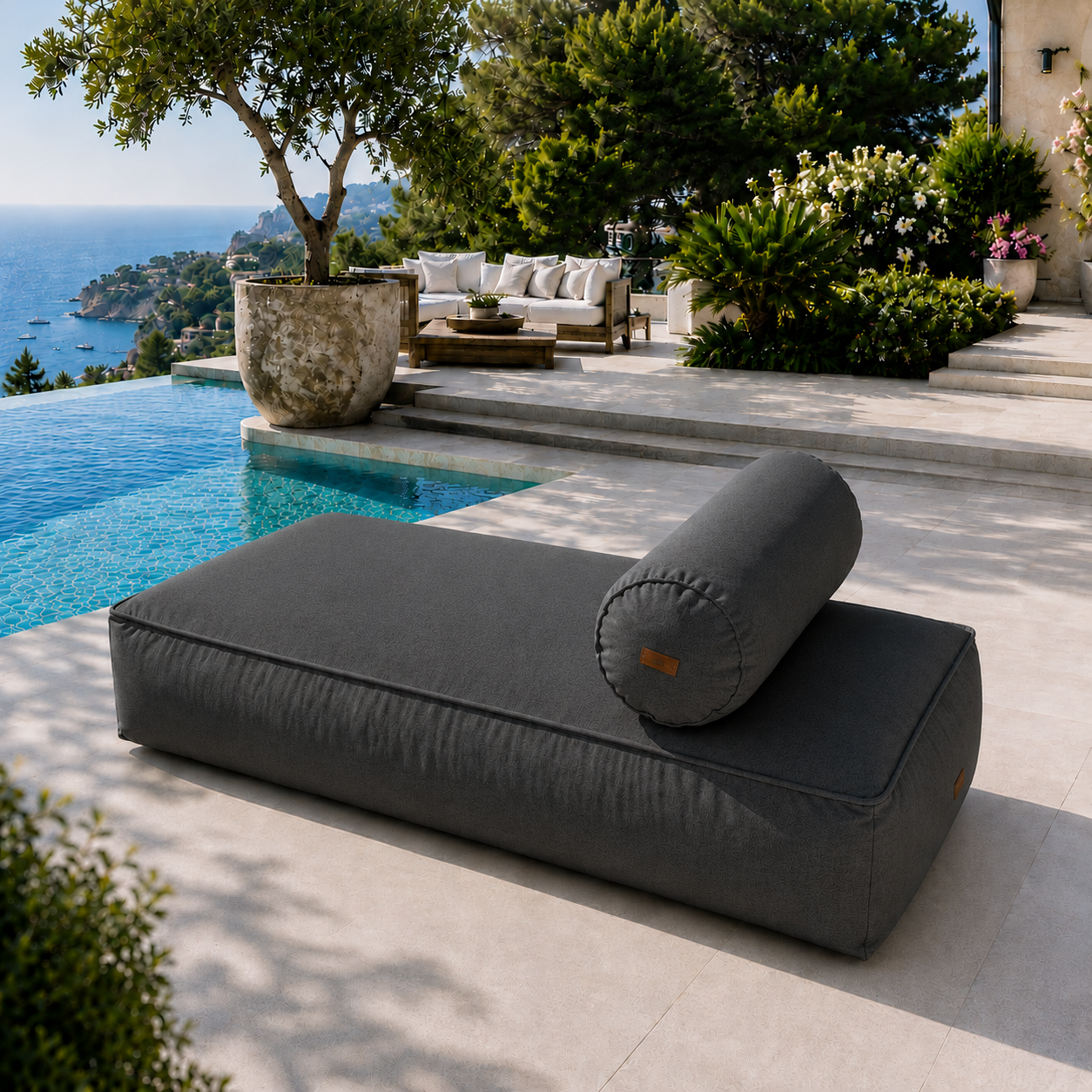 chillisy® Daybed in Anthrazit mit Nackenrolle auf luxuriöser Poolterrasse mit Meerblick