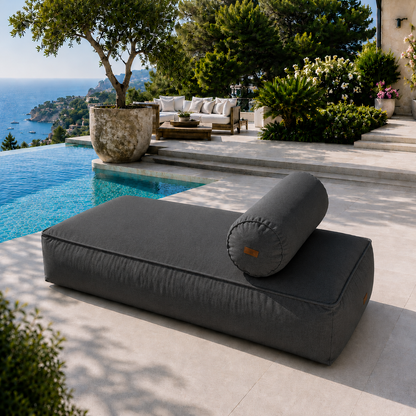 chillisy® Daybed in Anthrazit mit Nackenrolle auf luxuriöser Poolterrasse mit Meerblick