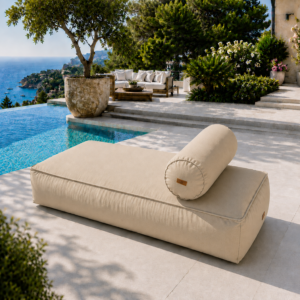 chillisy® Daybed in Düne mit Nackenrolle auf luxuriöser Poolterrasse mit Meerblick