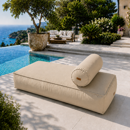 chillisy® Daybed in Düne mit Nackenrolle auf luxuriöser Poolterrasse mit Meerblick