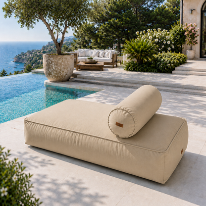 chillisy® Daybed in Düne mit Nackenrolle auf luxuriöser Poolterrasse mit Meerblick