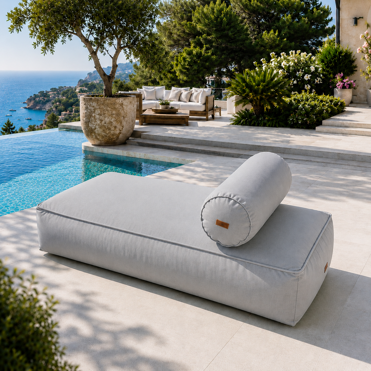 chillisy® Daybed in Hellgrau mit Nackenrolle auf luxuriöser Poolterrasse mit Meerblick