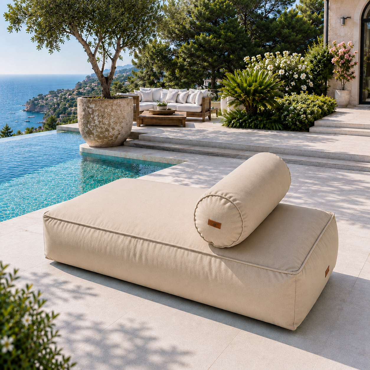 chillisy® Daybed in Sand mit Nackenrolle auf luxuriöser Poolterrasse mit Meerblick