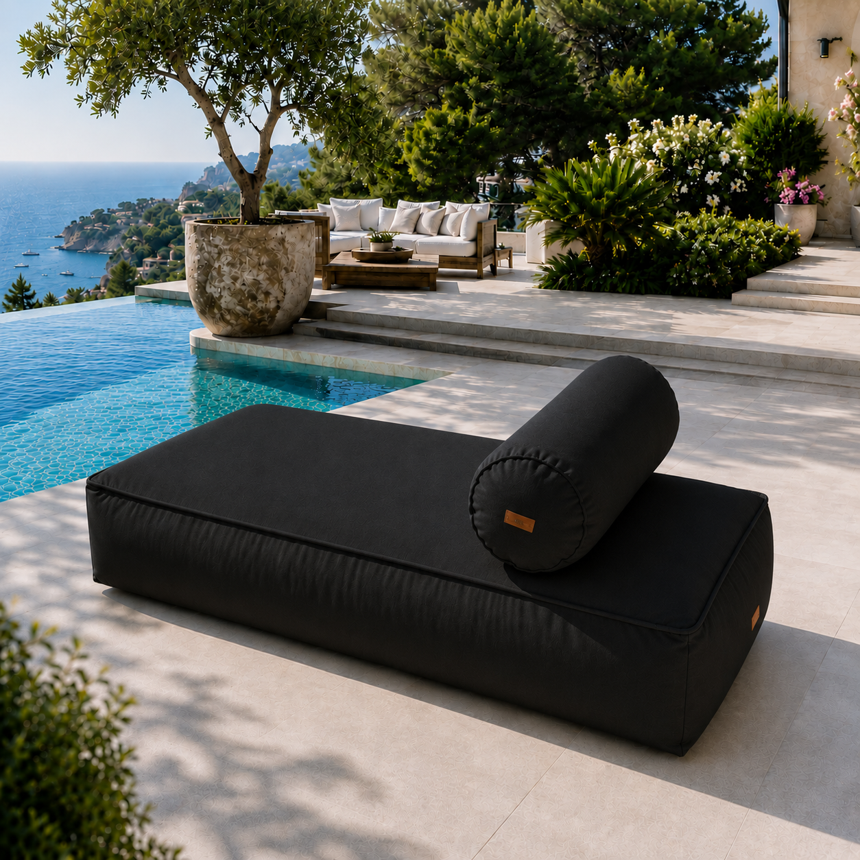 chillisy® Daybed in Schwarz mit Nackenrolle auf luxuriöser Poolterrasse mit Meerblick