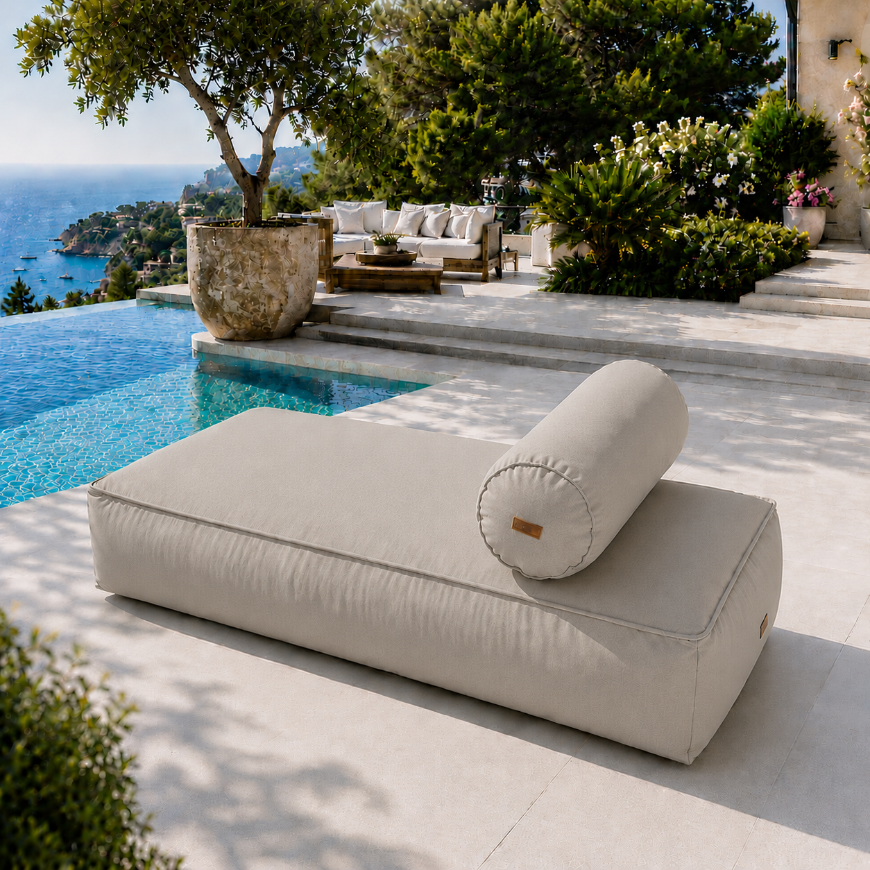 chillisy® Daybed in Silbergrau Hellgrau mit Nackenrolle auf luxuriöser Poolterrasse mit Meerblick