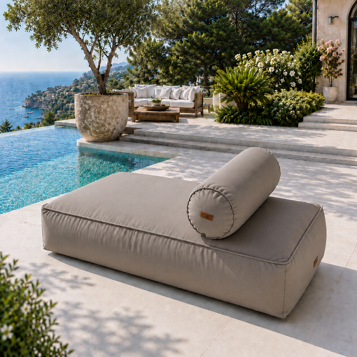 chillisy® Daybed in Taupe mit Nackenrolle auf luxuriöser Poolterrasse mit Meerblick