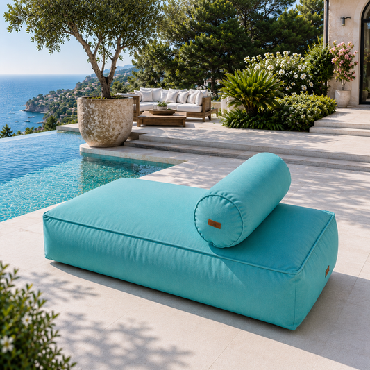 chillisy® Daybed in Türkis mit Nackenrolle auf luxuriöser Poolterrasse mit Meerblick