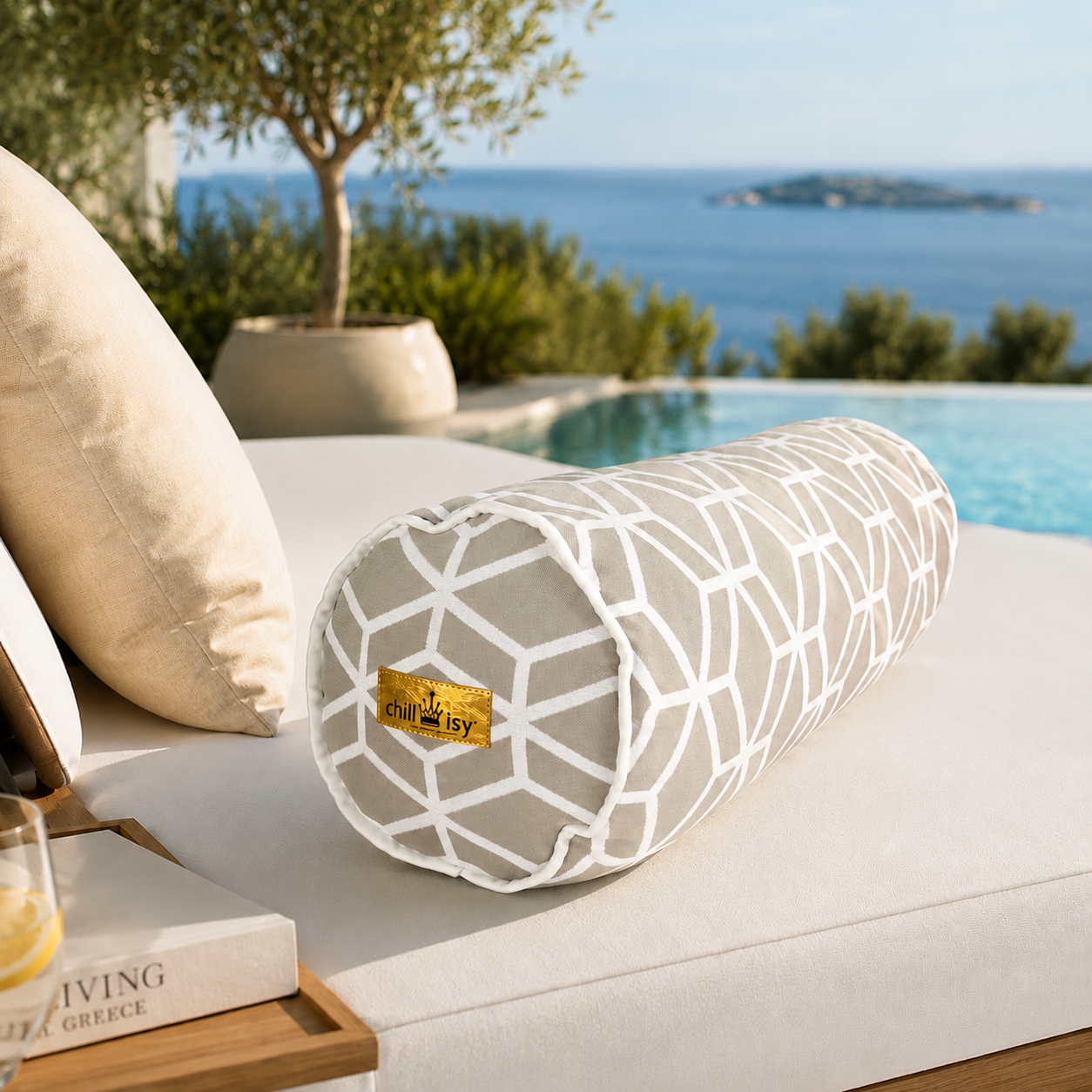 Designer-Nackenrolle Crystal Gold von chillisy® in Hellgrau mit weißem geometrischem Muster auf einer exklusiven Outdoor-Lounge am Infinity-Pool.