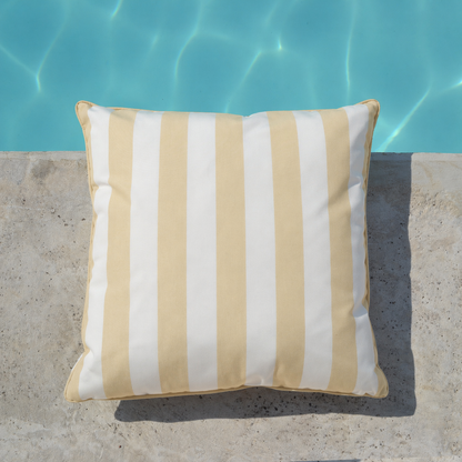 Wetterfestes Gartenkissen mit sand und weißen Blockstreifen 60x60 cm im maritimen Design hergestellt von chillisy in Deutschland. Präsentiert am Poolrand.