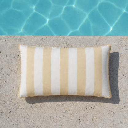 Wetterfestes Gartenkissen mit sand und weißen Blockstreifen 60x40 cm im maritimen Design hergestellt von chillisy in Deutschland. Präsentiert am Poolrand.