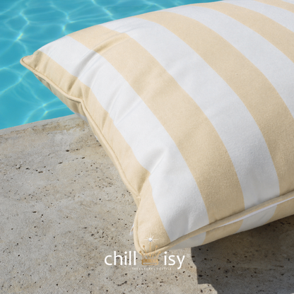 Wetterfestes Gartenkissen mit sand und weißen Blockstreifen 60x60 cm im maritimen Design hergestellt von chillisy in Deutschland. Präsentiert am Poolrand.