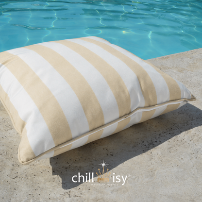 Wetterfestes Gartenkissen mit sand und weißen Blockstreifen 60x60 cm im maritimen Design hergestellt von chillisy in Deutschland. Präsentiert am Poolrand.