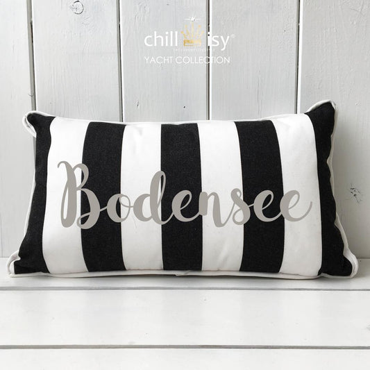 Schwarzh/weisses gestreiftes Gartenkissen mit silberner Aufschrift Bodensee von chillisy hergestellt in Deutschland.