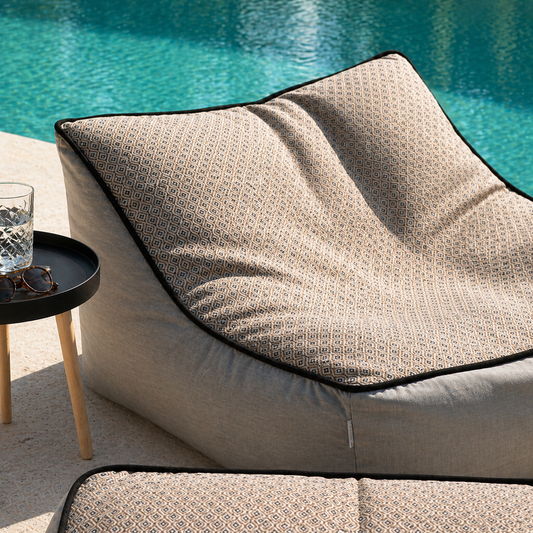 Outdoor Lounge Komo Raffia Sunbrella von chillisy hergestellt in Deutschland. Absolutes High-End Textil aus dem Hause Sunbrella , verarbeitet vom High End Hersteller chillisy zu Outdoor Lounge Chair, Pouf Hocker, Inselkissen und Kissen. Absolut witterungsbeständig, UV-Licht beständig, wasser- und schmutzabweisend, atmungsaktiv. Innenleben und Füllung - Made in Germany. Dargestellt am Pool.