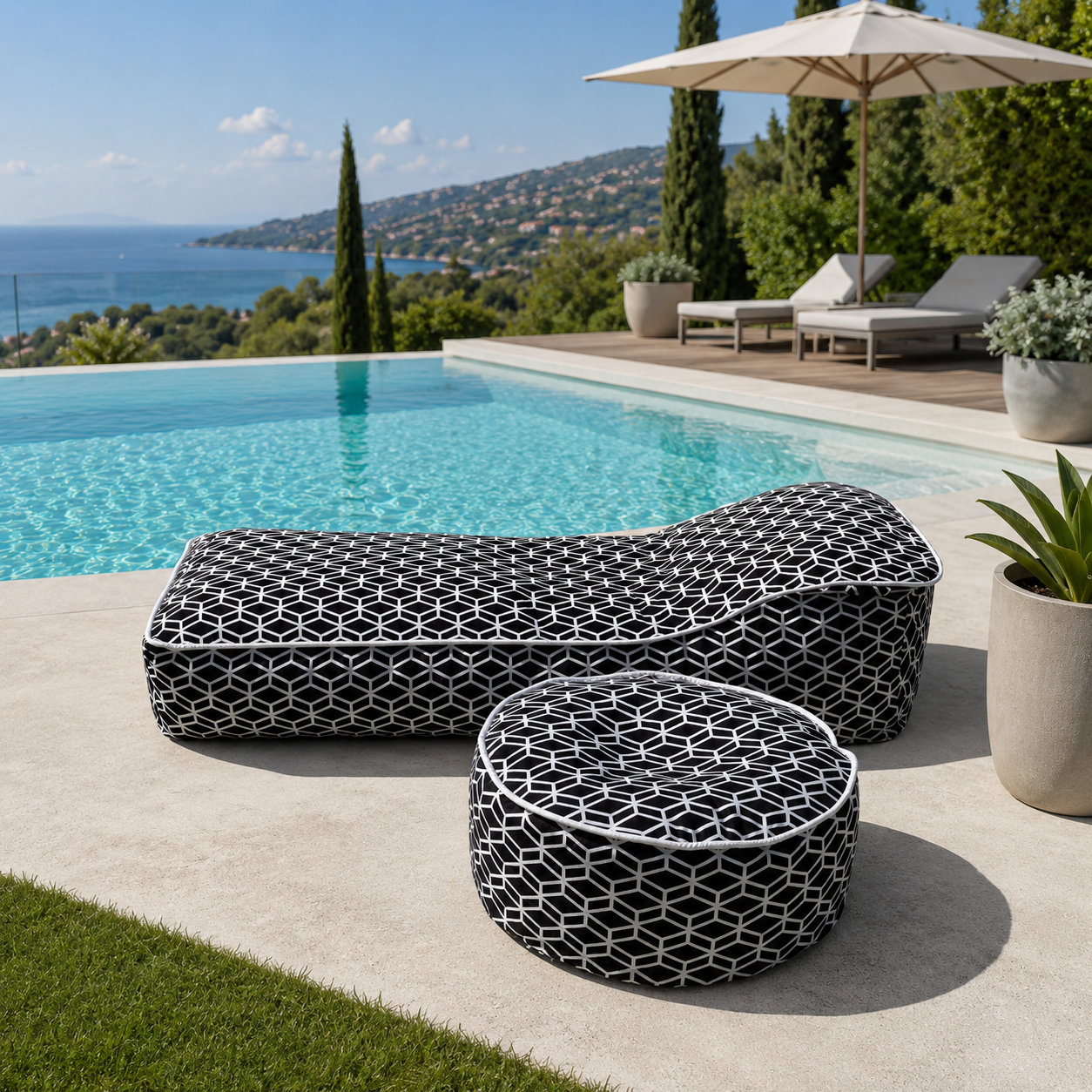 chillisy® Luxus Outdoor Daybed mit Pouf am Pool – wetterfestes Designer Lounge Möbel in Schwarz Weiß für Terrasse, Garten & Yacht – Made in Germany