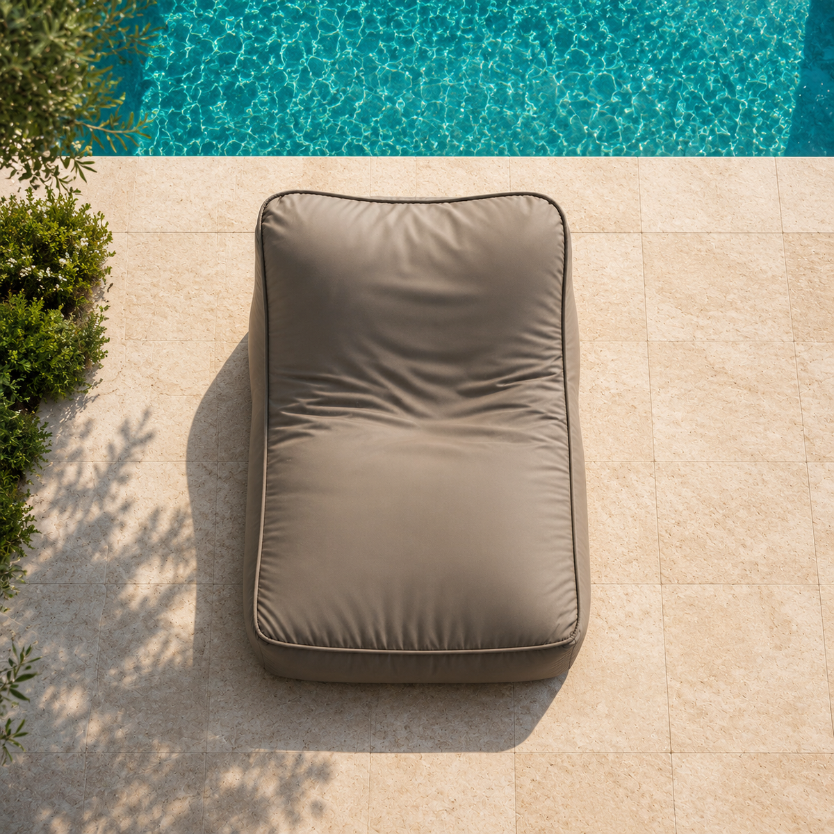 chillisy Outdoor Daybed Chill Easy Lounge in Taupe aus der Vogelperspektive am Pool