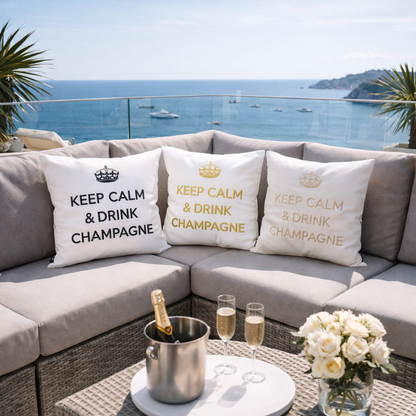 chillisy Outdoor-Kissen „Keep Calm & Drink Champagne“ auf luxuriöser Dachterrasse mit Lounge und Meerblick