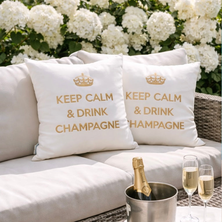 Weiße chillisy Outdoor-Kissen „Keep Calm & Drink Champagne“ auf luxuriöser Lounge mit Champagner und  Gartenblick