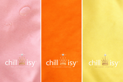 Detailaufnahme wasserabweisender Outdoor-Stoffe in Rosa, Orange und Gelb mit chillisy Logo – hochwertiges Material für Poolkissen und Wasserhängematten